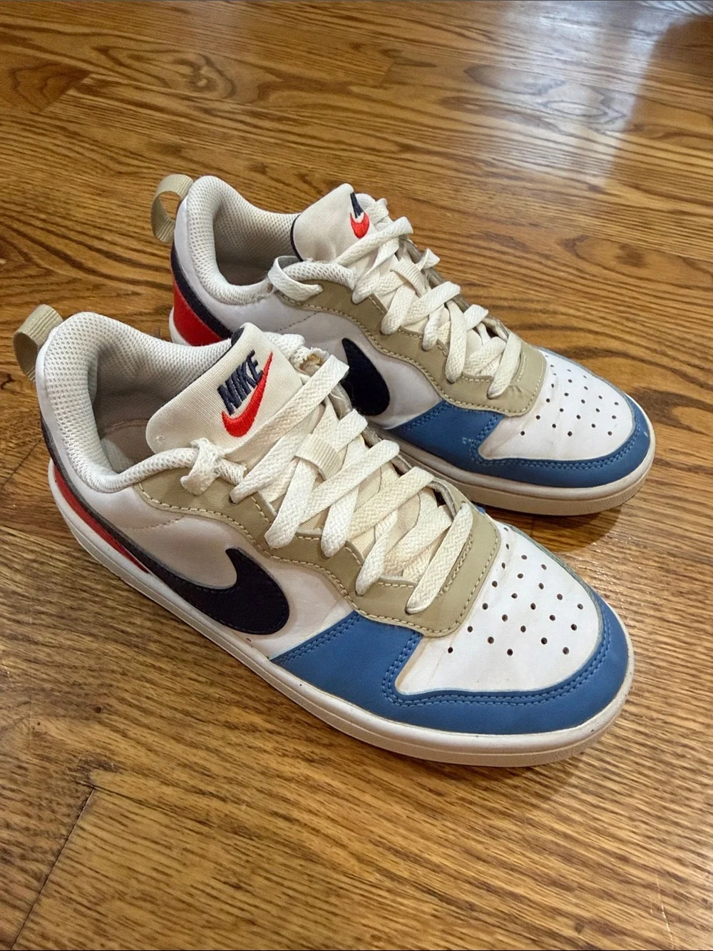 Boy’s Nike Sneakers/Shoes. Size 4Y. Good Condition.